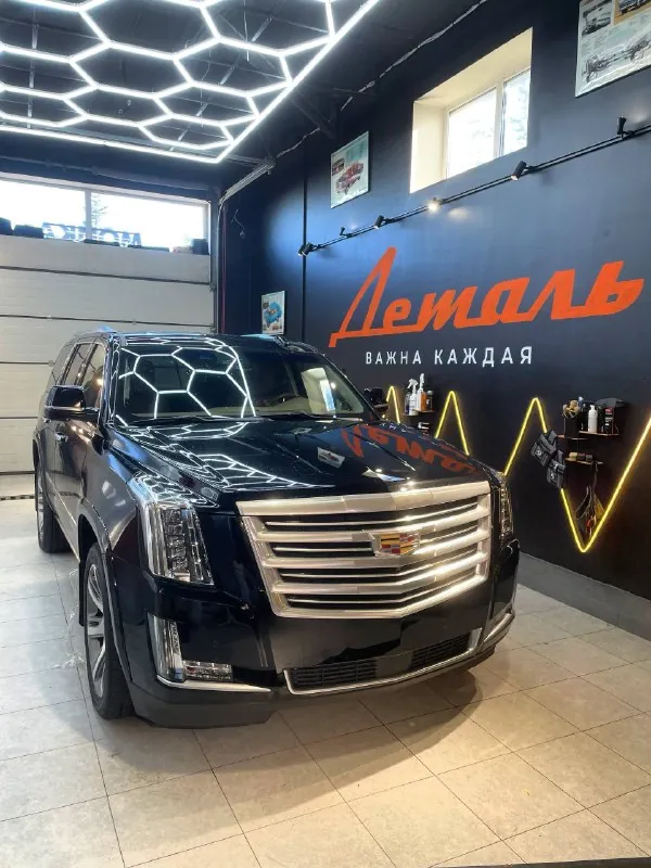 Cadillac Escalade в боксе «Детали» под шестигранным светом